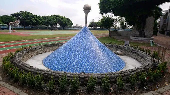 Close-up of Wenchang Elementary School's mosaic-tiled blue cone fountain