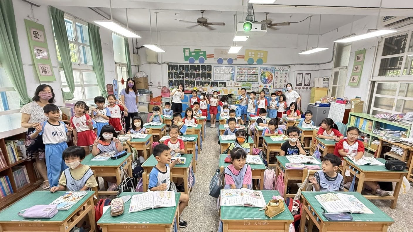 Kindergarten seniors visiting a Wenkai elementary classroom