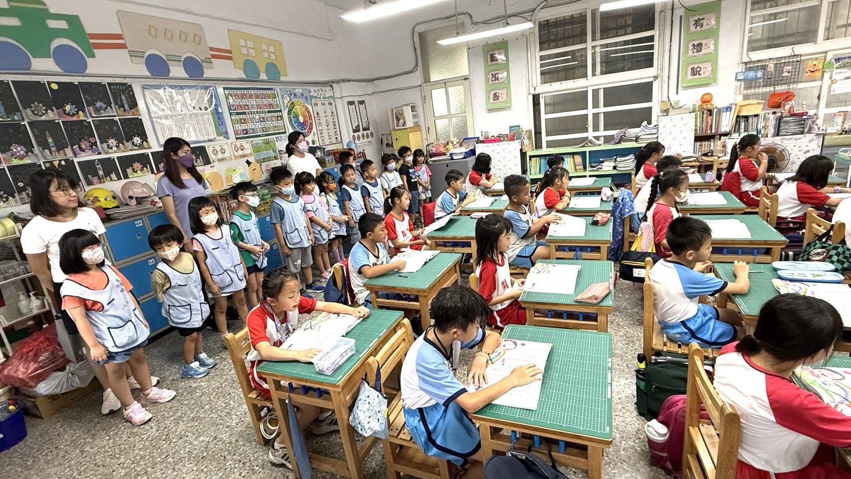 Elementary students demonstrating classroom routines for the visiting kindergarteners
