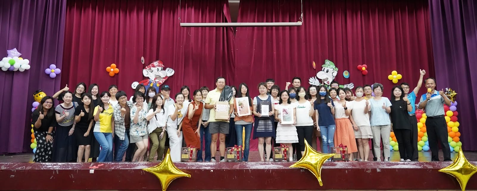 Wenkai staff gathered together for the farewell ceremony