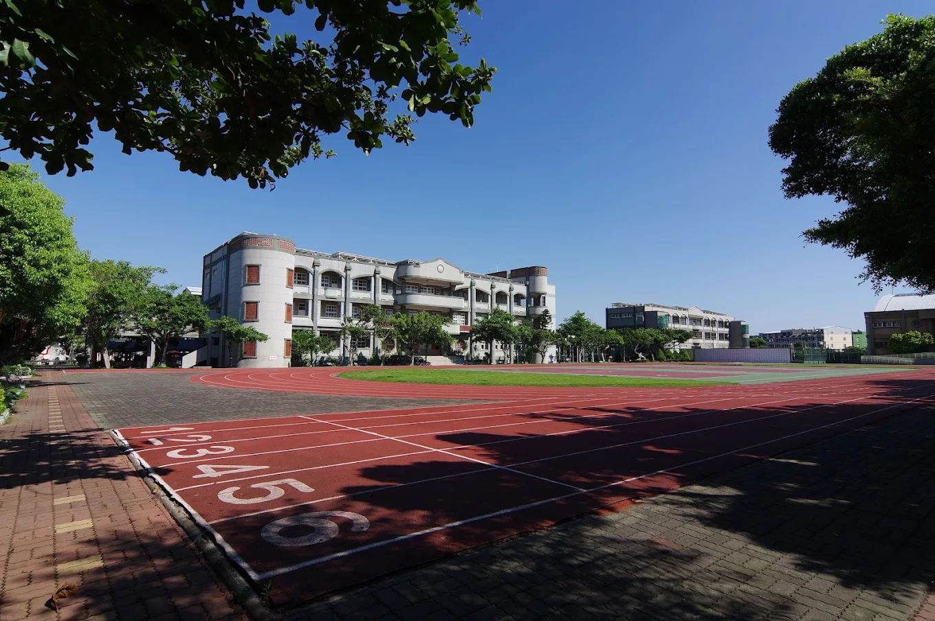 Wenkai Elementary School running track and main building