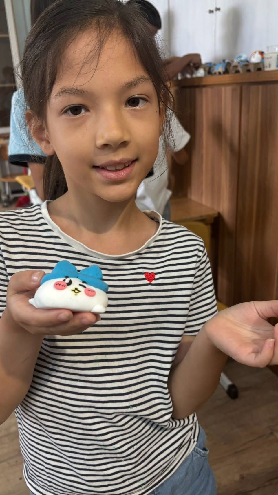 文德國小學生手持翻糖造型作品展示美術營成果