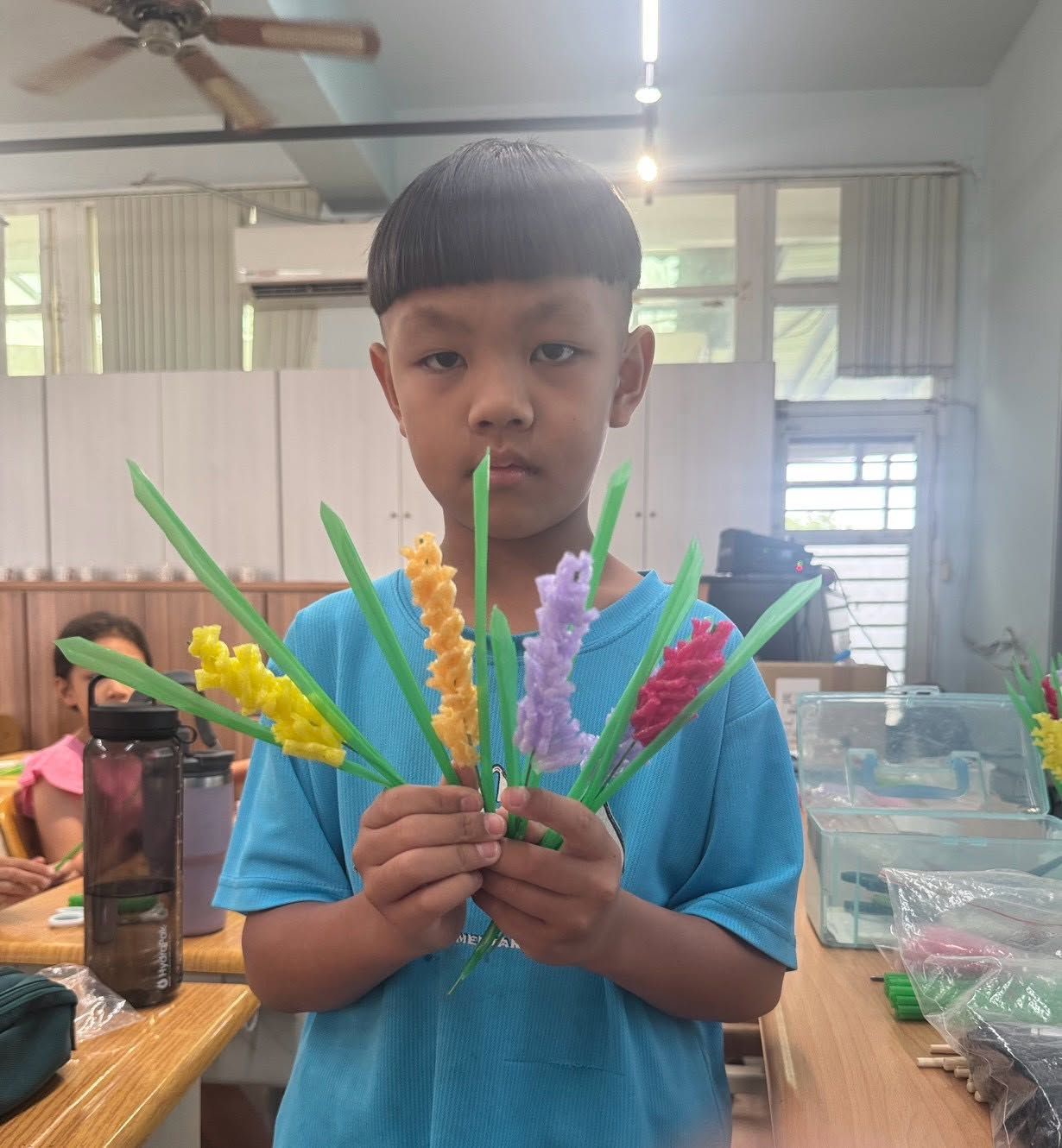 文德國小學生手作毛根花朵作品