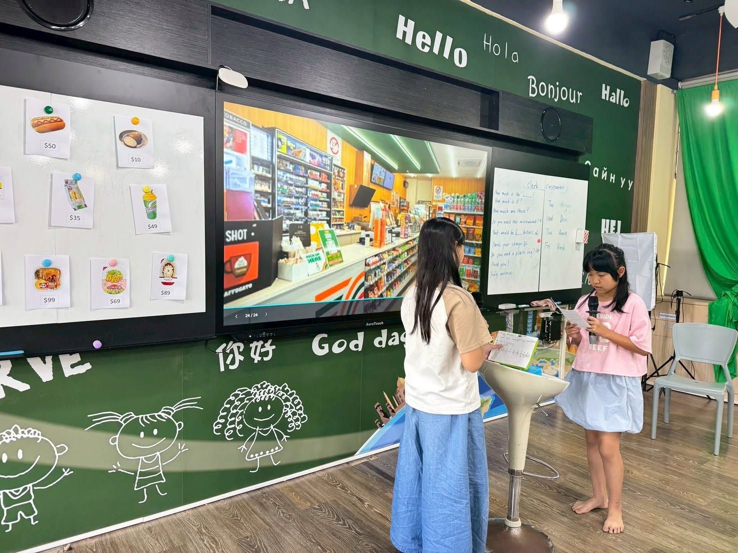 文德國小學生在夏日樂學國際雙語營隊中進行英語情境角色扮演