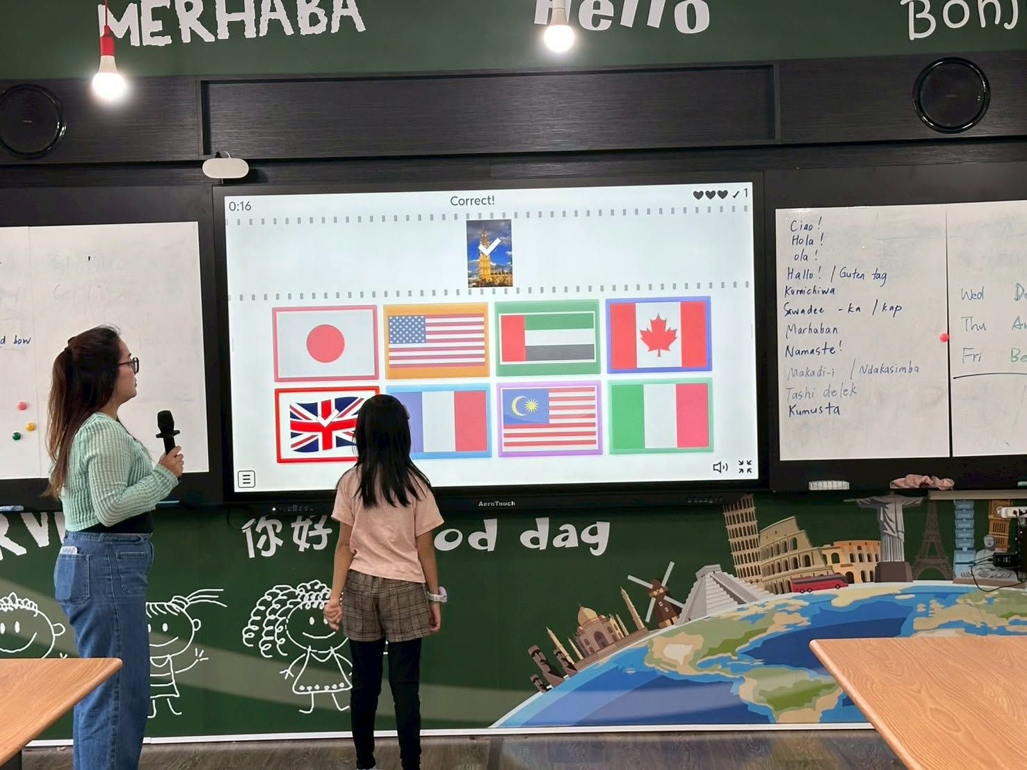 文德國小學生在互動大屏幕上進行國家國旗配對遊戲