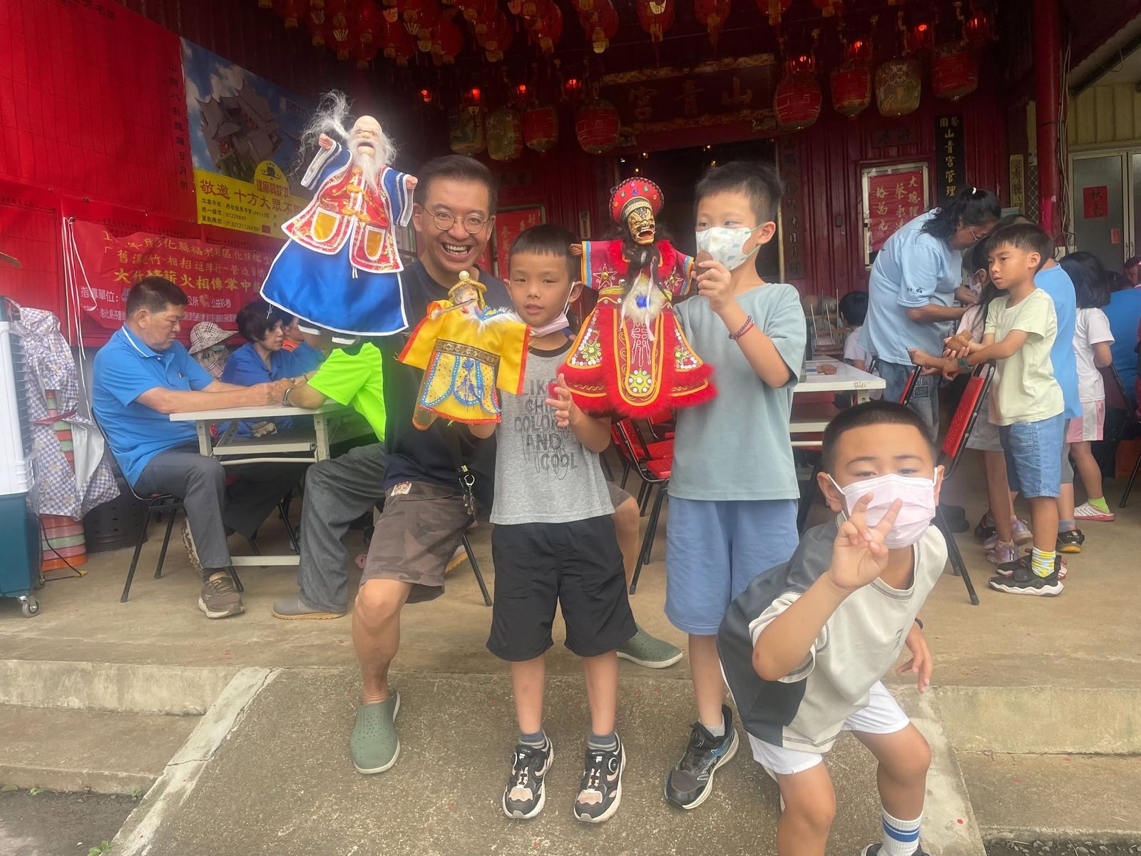 文德國小學生在社區體驗傳統布袋戲文化
