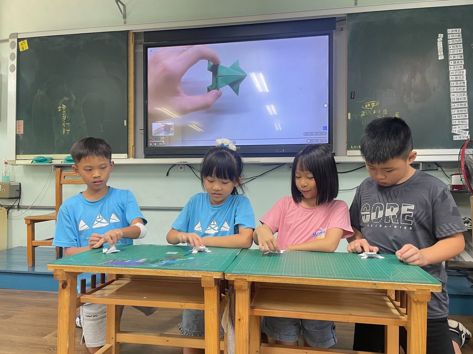 文德國小學生透過影片示範學習摺紙青蛙