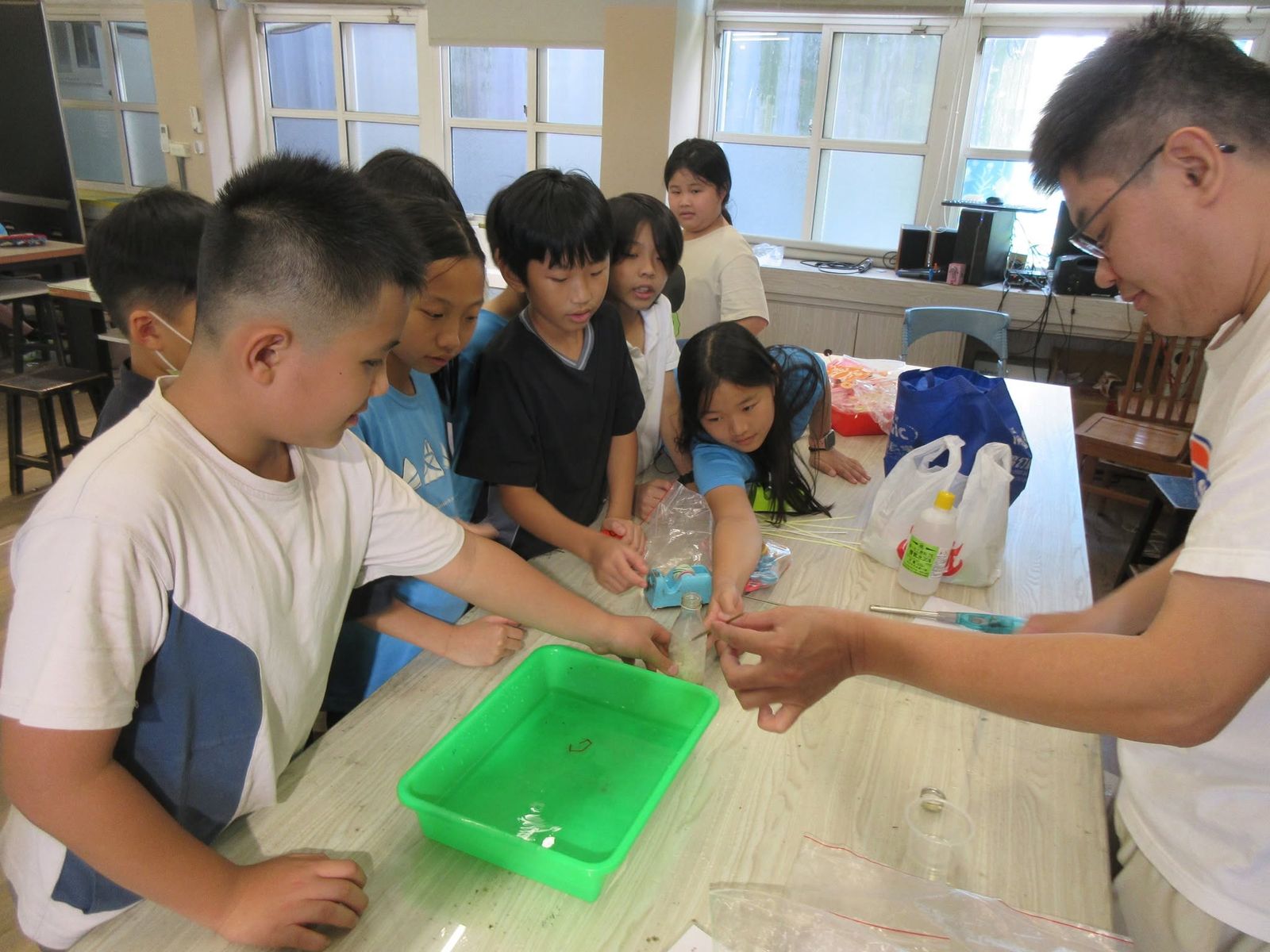 文德國小學生參加夏日樂學手作玩科學營隊，動手進行科學實驗