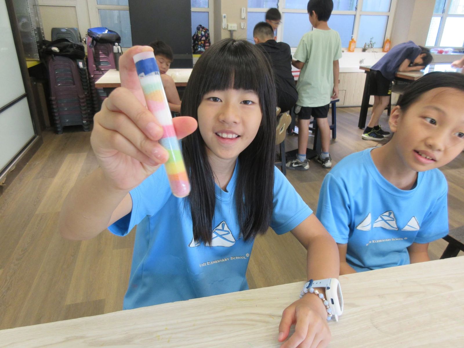 文德國小學生展示彩虹分層試管實驗成果
