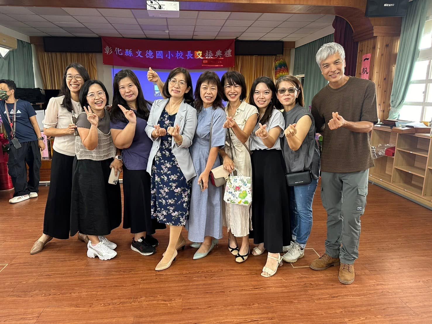 謝庭秝校長與文德國小教職員合影留念