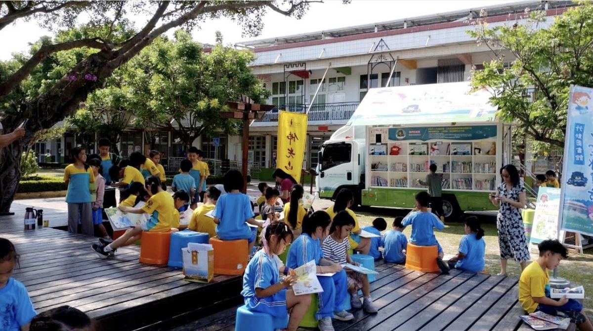 文祥國小學生在書車前閱讀