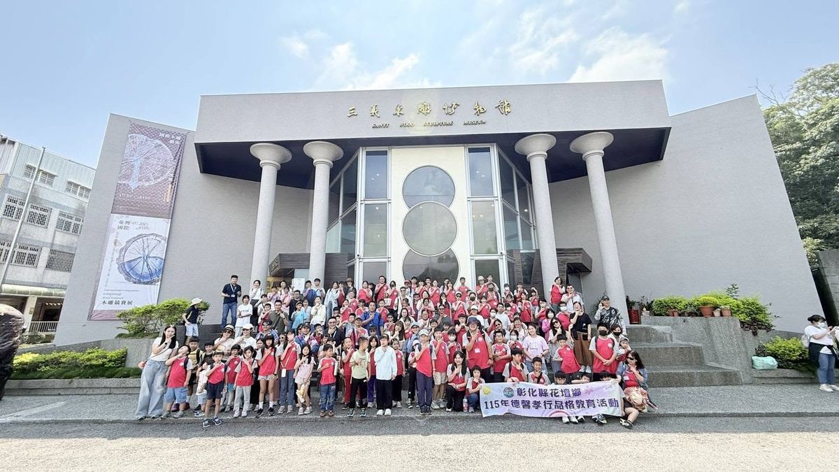 文祥國小學生於飛牛牧場觸摸綿羊