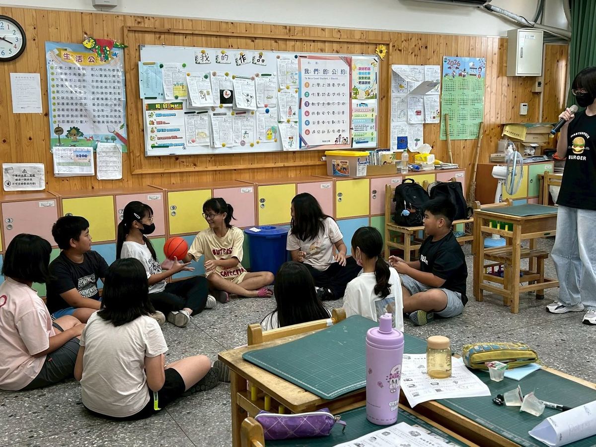 文祥國小大專英語營破冰遊戲，孩子們圍坐一圈