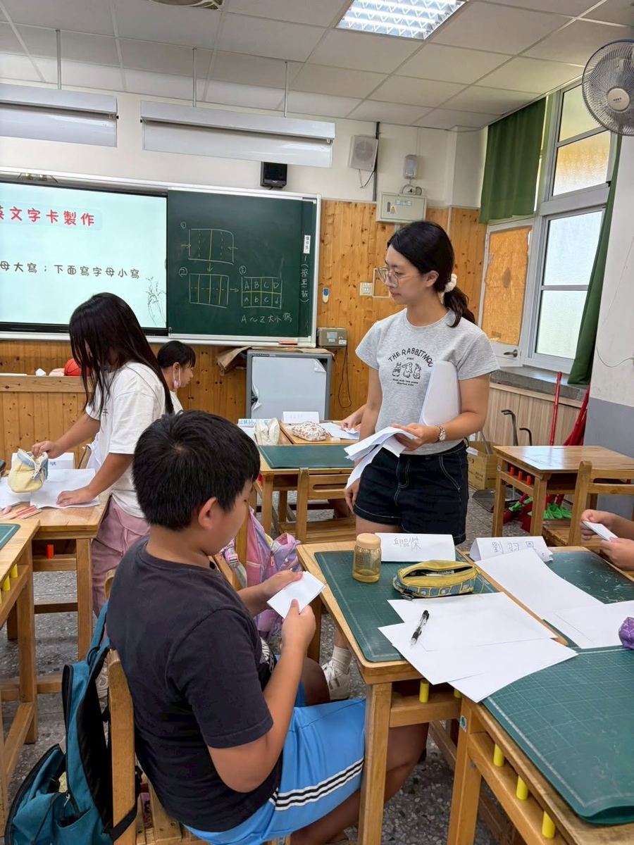 文祥國小學生製作英文字母牌卡