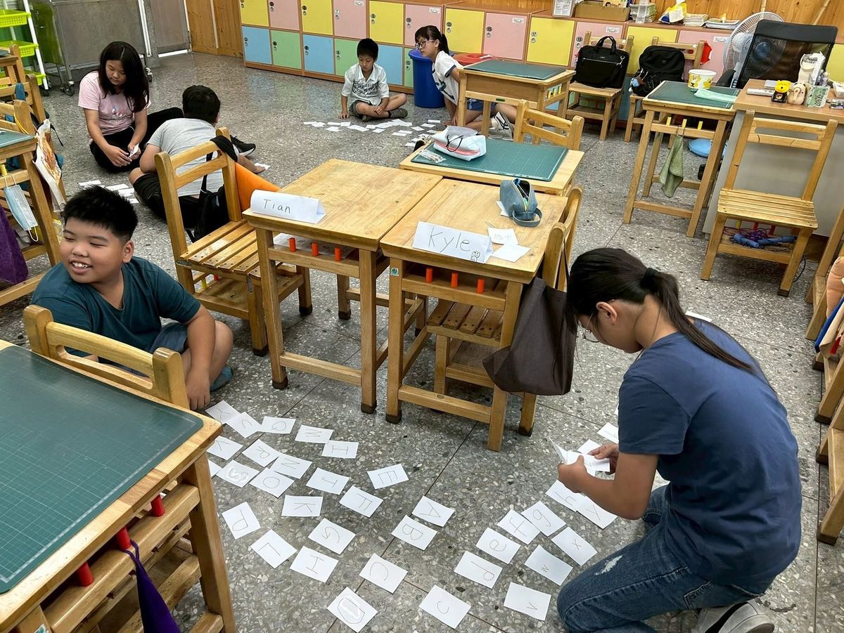 文祥國小學生地板上排列英文字母卡