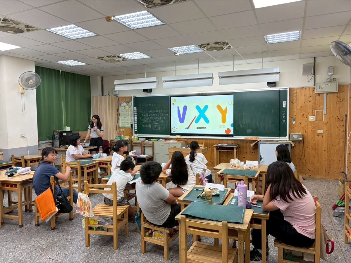 文祥國小學生教室內學習VXY字母