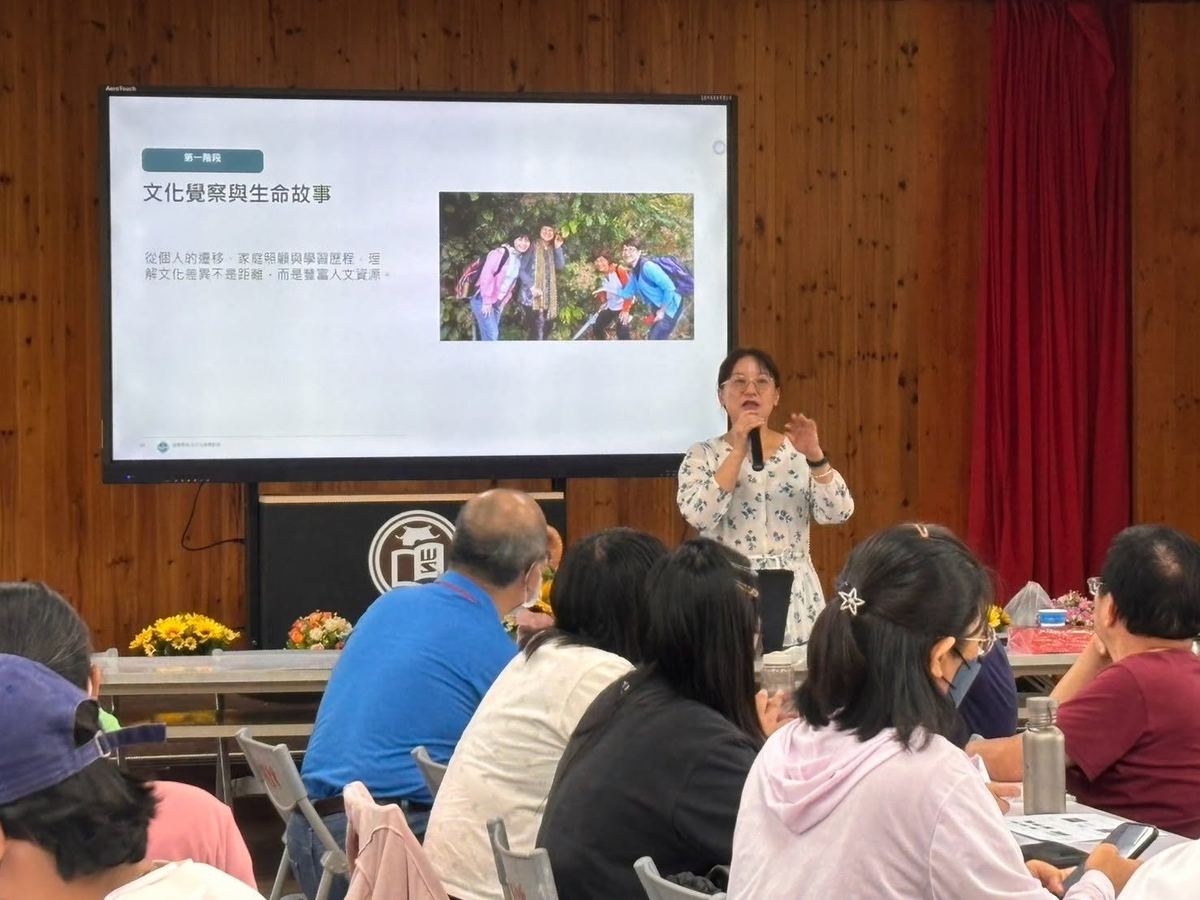 文祥國小老師們一起完成壯族繡球手作
