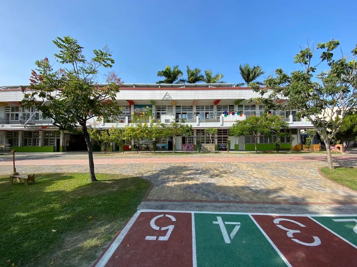 文祥國小校舍建築與操場跑道 · Wunsiang Elementary classroom building