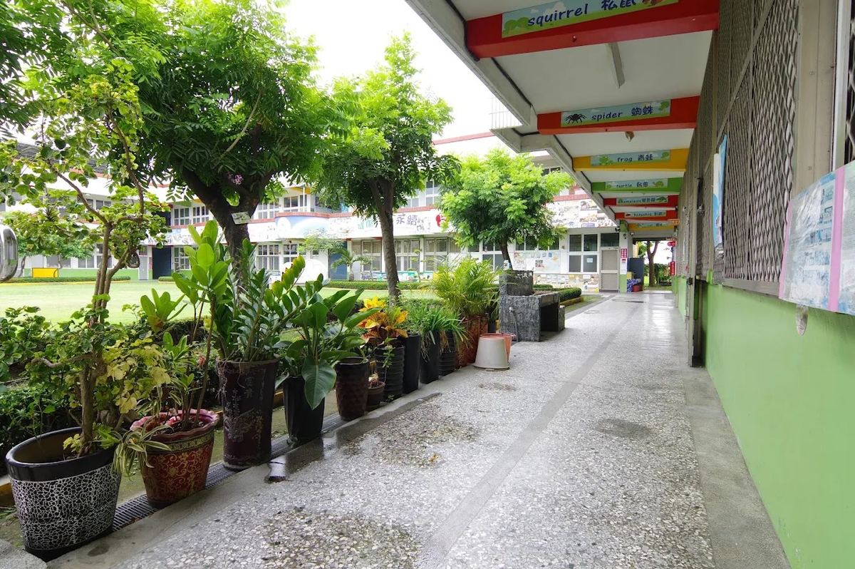 文祥國小走廊上的英文動物名稱佈置 · English animal-name displays along Wunsiang's corridor
