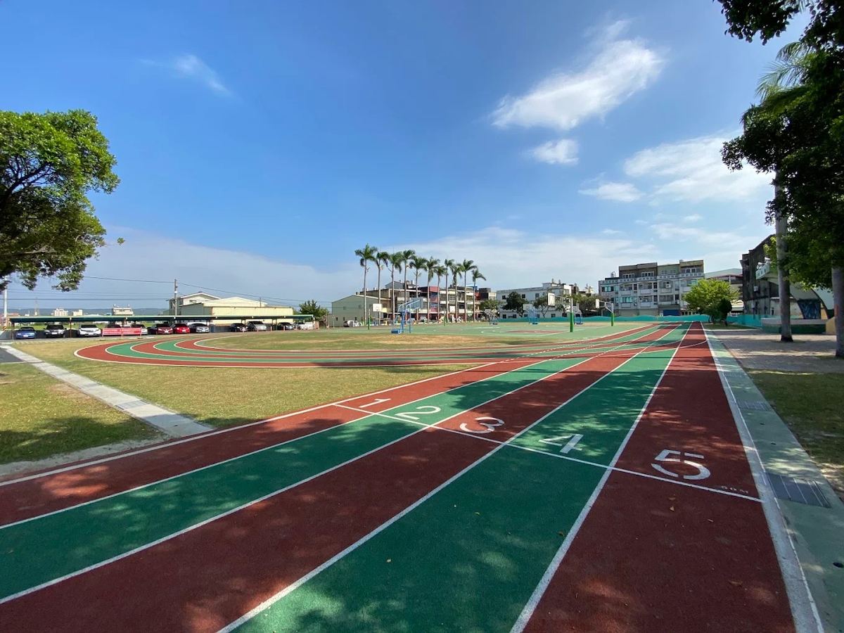 文祥國小操場跑道與校舍 · Wunsiang's running track and campus buildings
