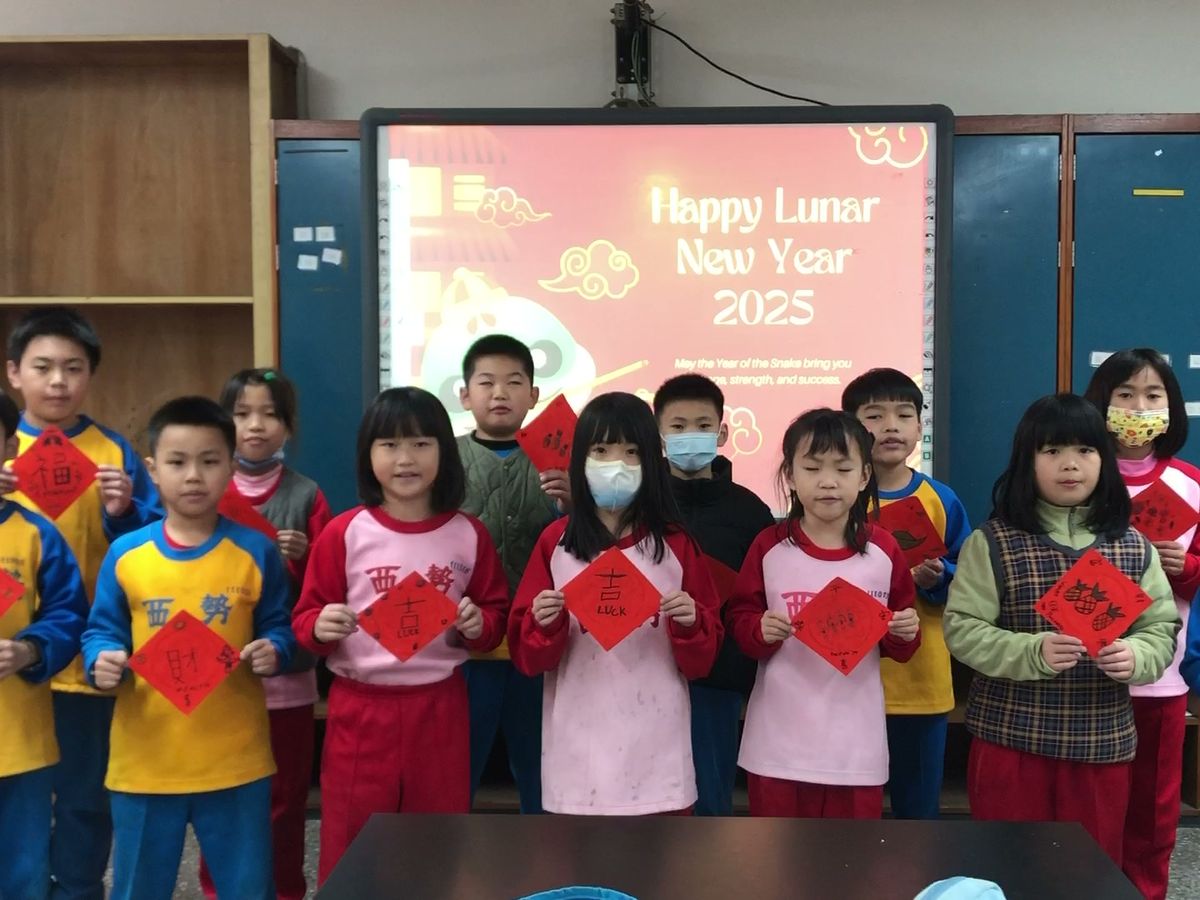 雙語樂學班學生拿著自己寫的紅色春聯
