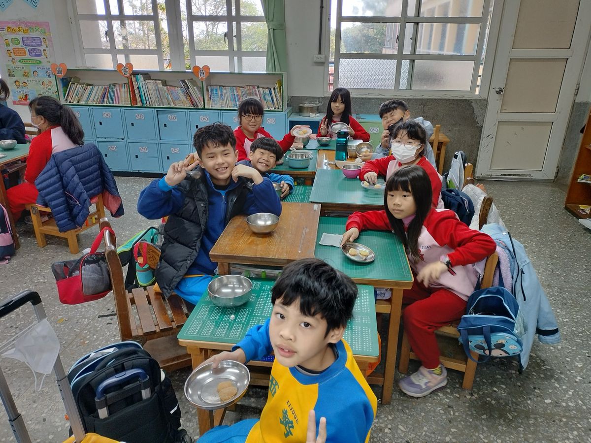 三年級學生拿著自己做的麻糬開心合照