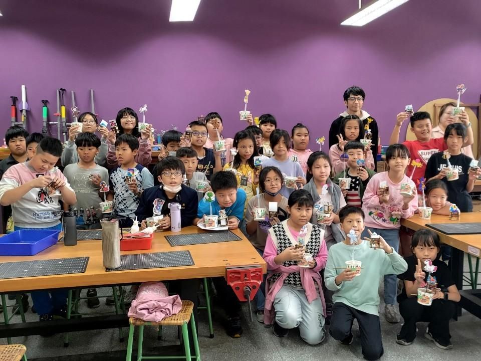 學生在福興國中工藝教室舉起自己做的凸輪玩具