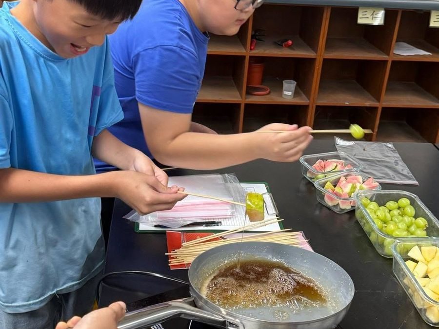 西勢國小夏日樂學做糖葫蘆