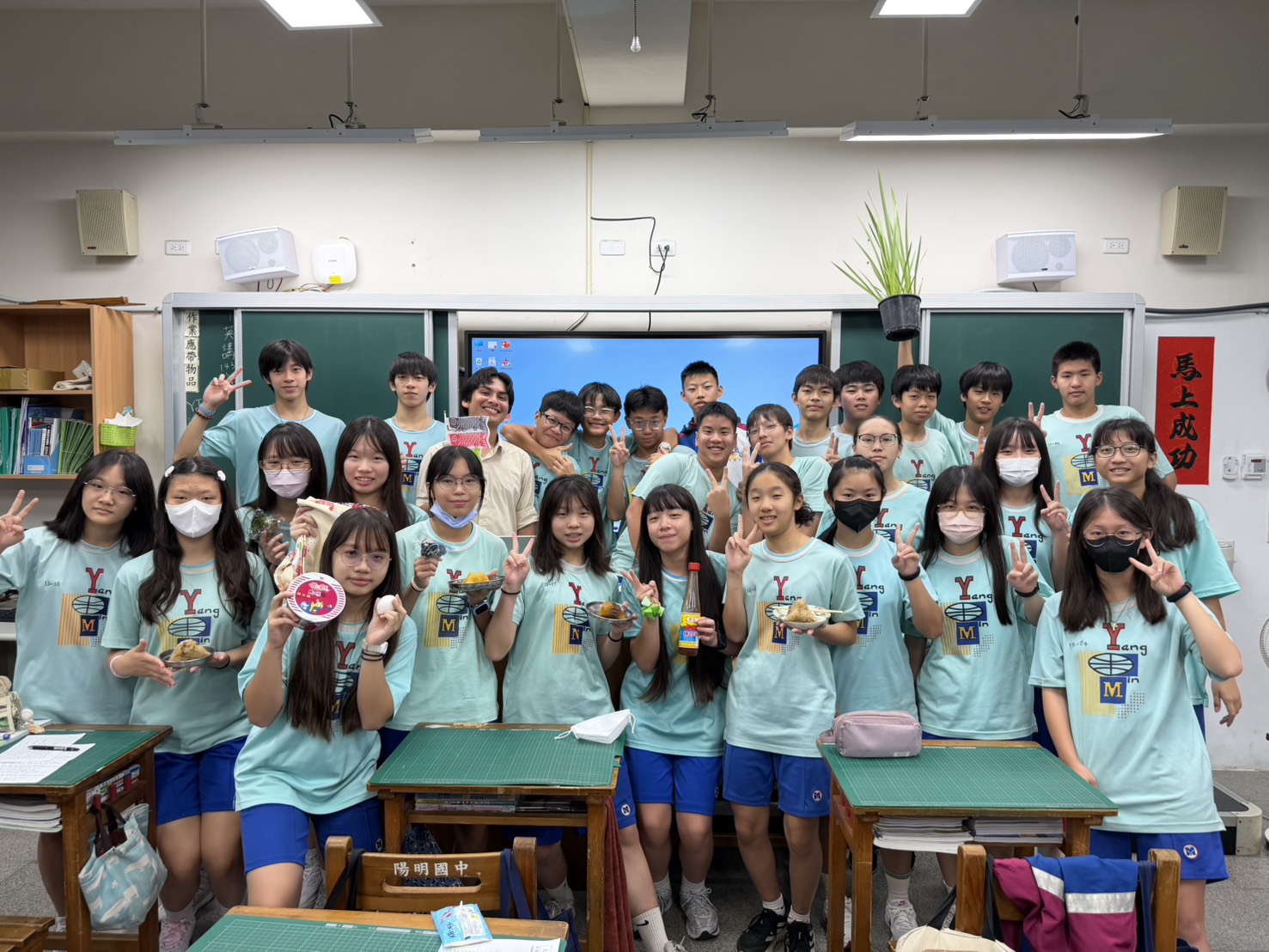 Teacher David Martinez with the whole Yangming class for a group photo