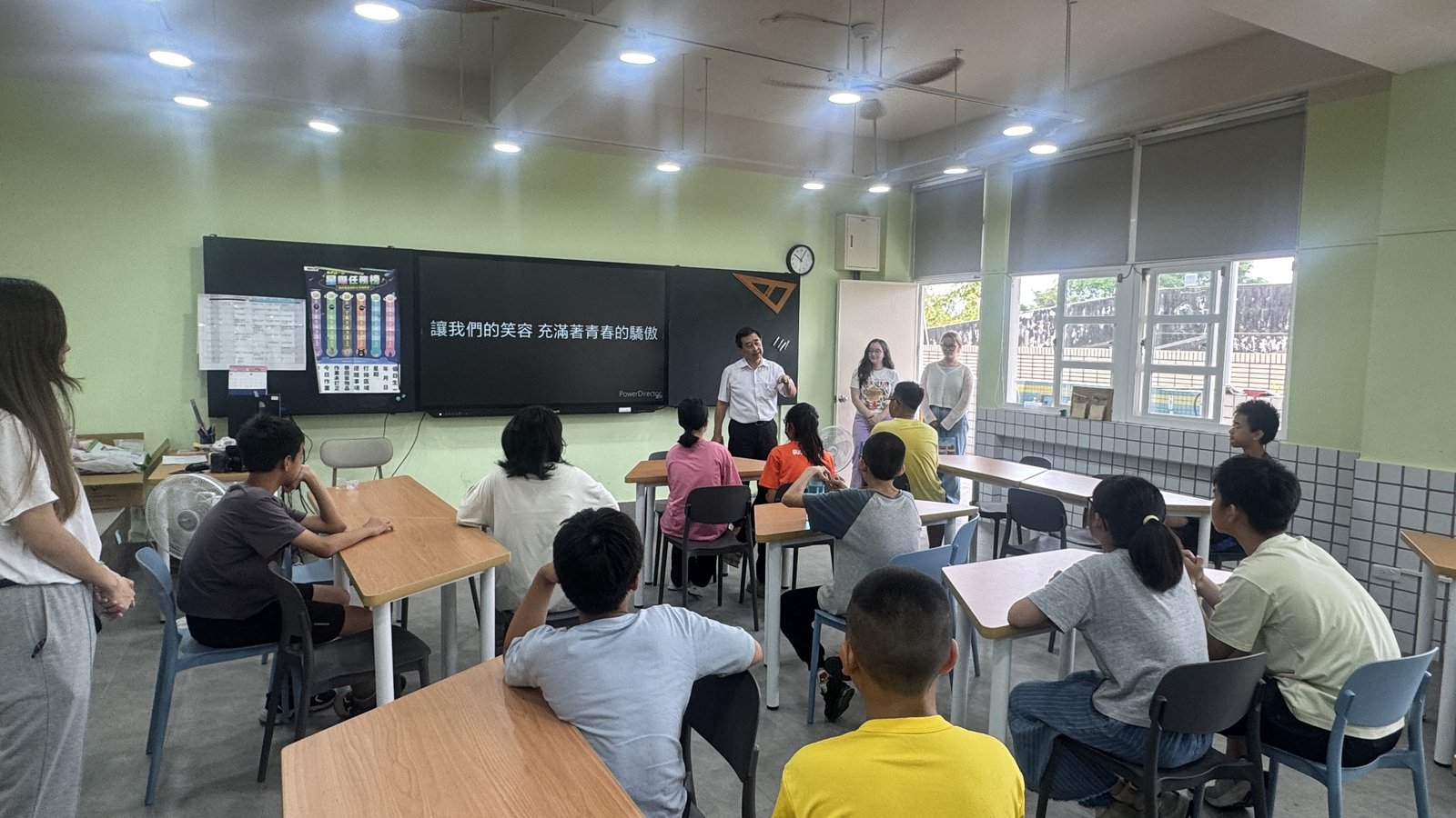 Mila and Hannah together in a Yangming classroom during their teaching practicum