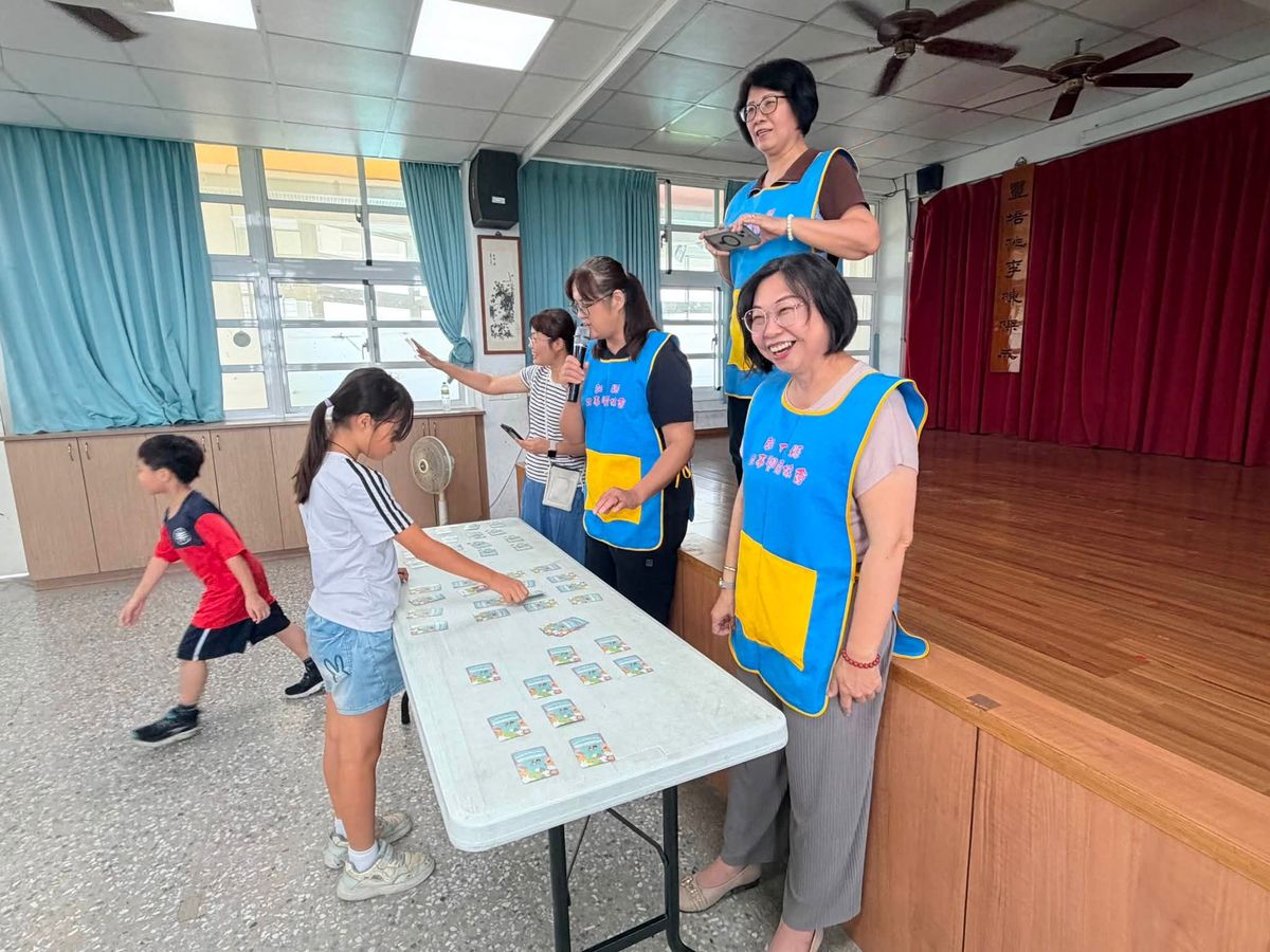 Children play a story matching game