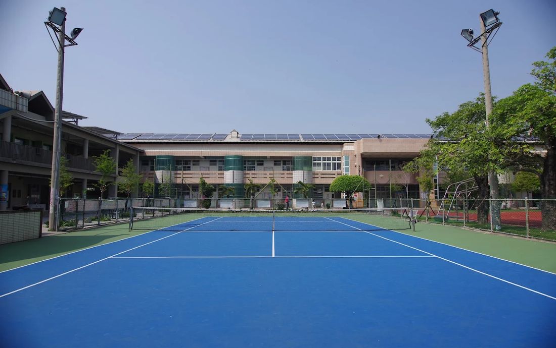 永豐國小網球場與屋頂太陽能板