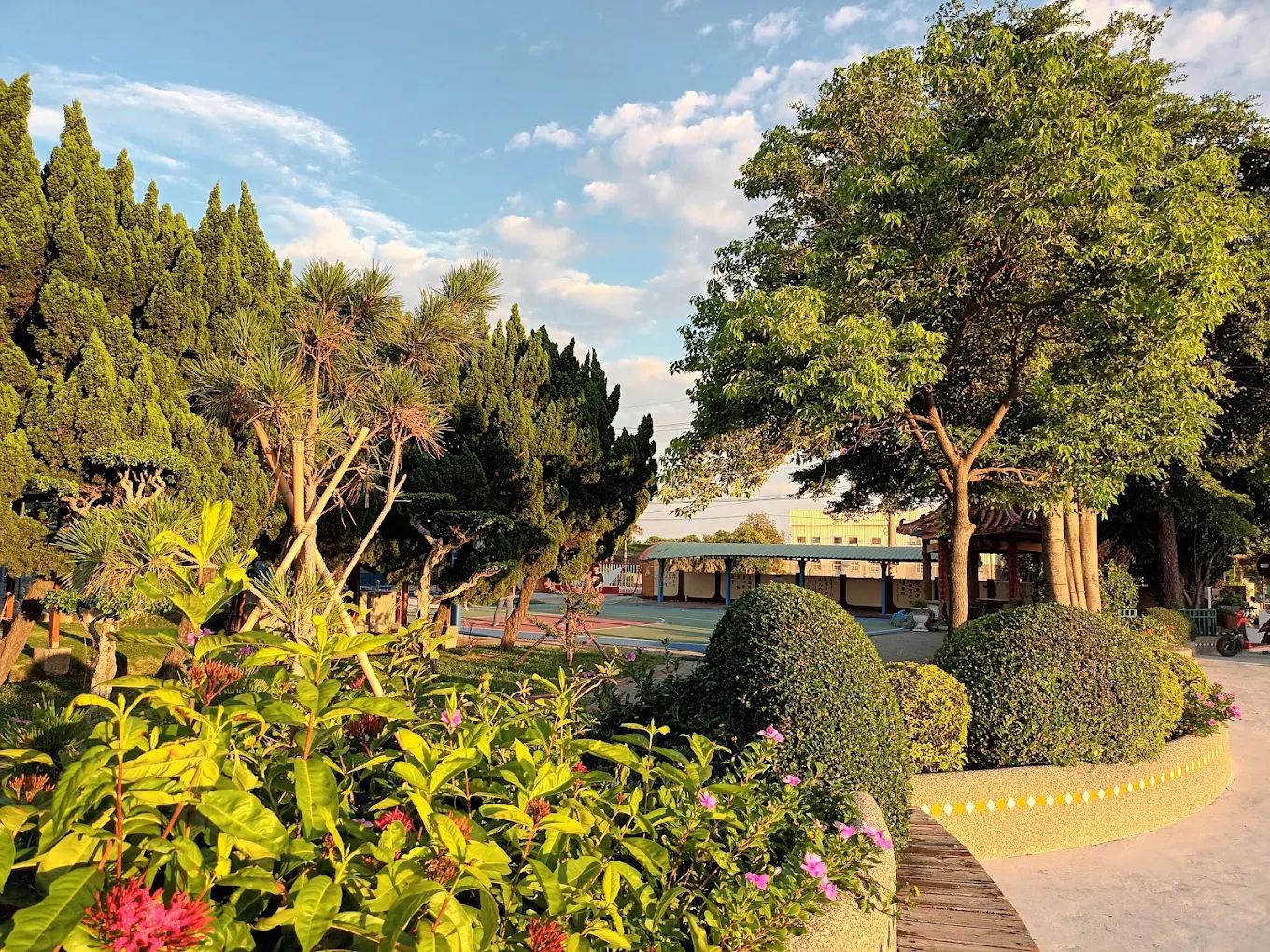 永豐國小校園中修剪整齊的庭園與涼亭 A neatly kept garden and pavilion on the Yongfeng campus