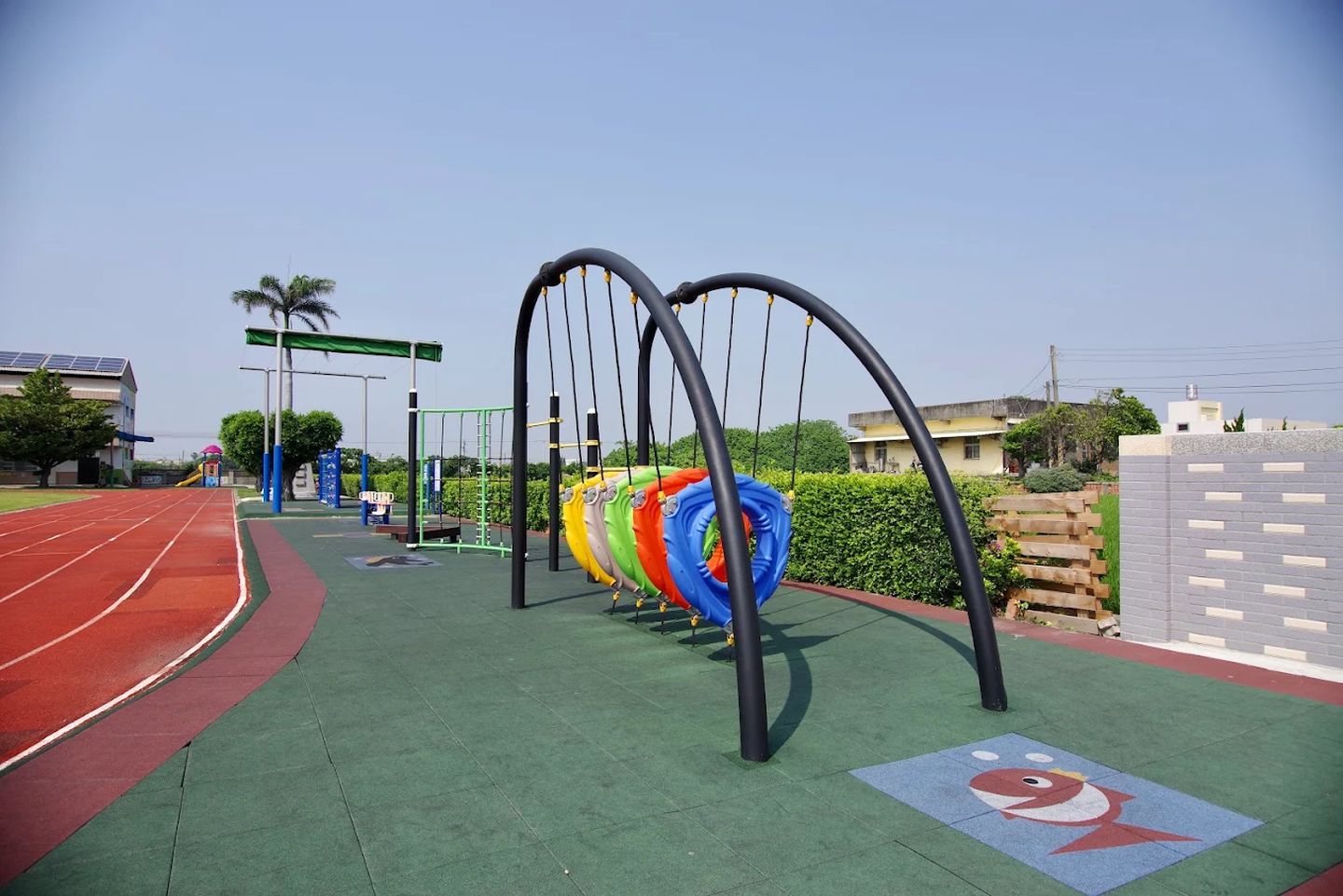 永豐國小操場旁的彩色遊具與 PU 跑道 Colourful play equipment and the running track beside the Yongfeng playground