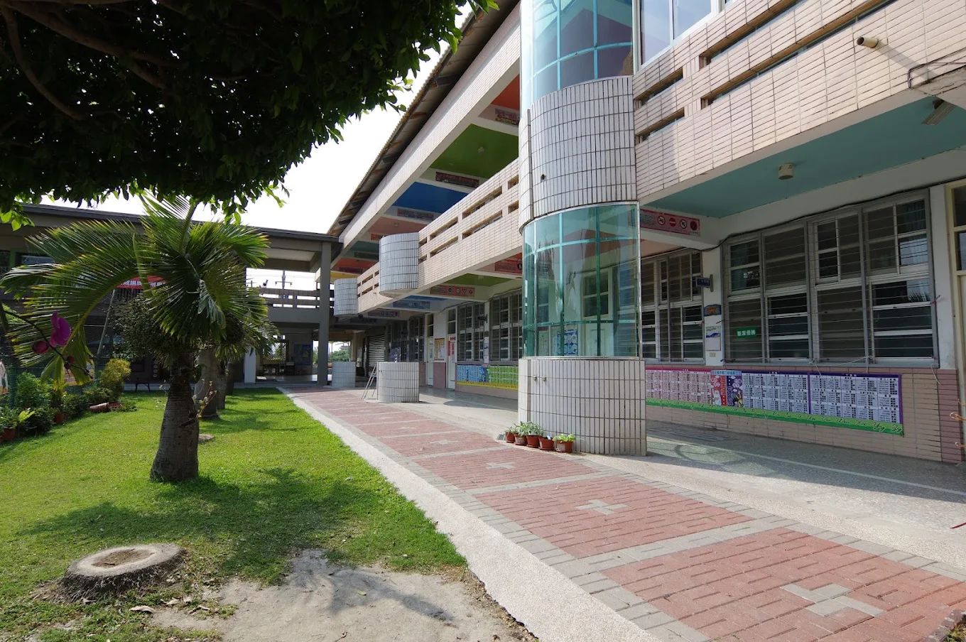 永豐國小明亮的教學樓走廊與圓形玻璃樓梯間