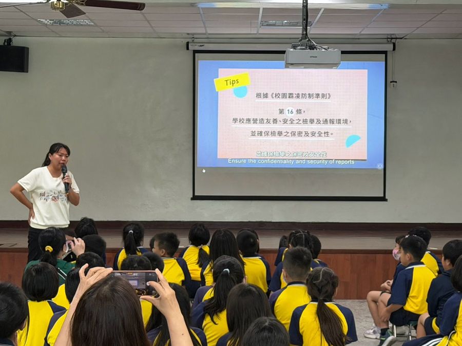 宣講者透過投影片說明保護自己、遠離傷害的重點 The speaker using slides to explain how to keep yourself safe