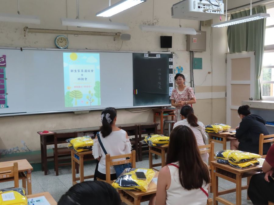 一年級導師在黑板前向家長分享班級經營理念 The Grade 1 homeroom teacher sharing her class ideas with parents at the board