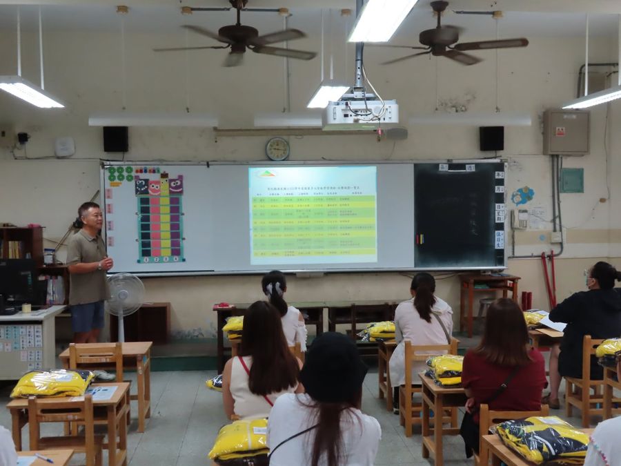 學校團隊透過投影片為家長說明開學後的各項準備事項 The school team using slides to explain what to prepare for the new term