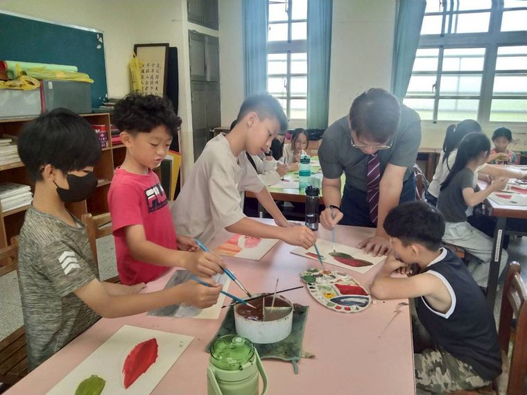 源泉國小藝術創作社學生在教室裡，由老師指導著色與拓印 Yuanchyuan art club students painting and printing with their teacher in the classroom