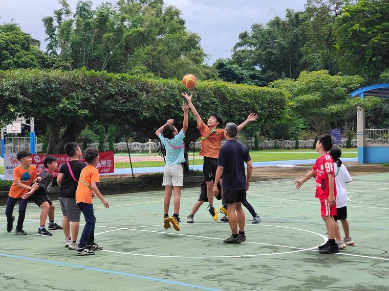 源泉國小籃球社學生在戶外球場上跳球爭搶 Yuanchyuan basketball club students contesting a jump ball on the outdoor court