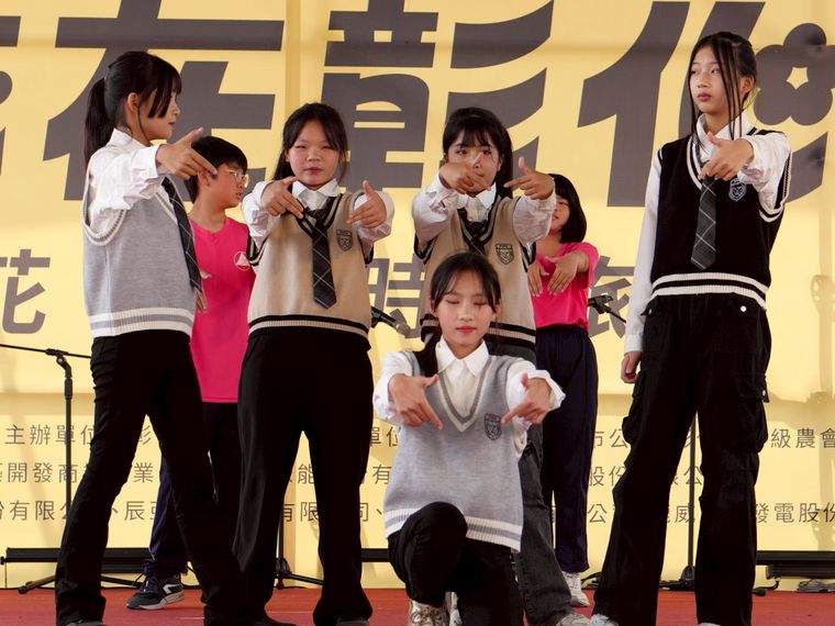 源泉國小熱舞社學生在舞台上擺出帥氣的定格動作 Yuanchyuan street-dance club students striking a pose on stage