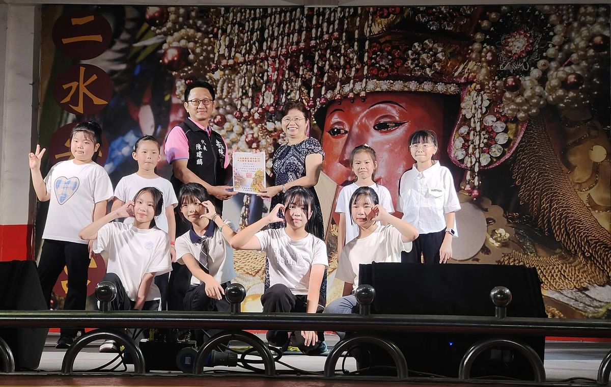 源泉國小學生在舞台上與師長合影，參與「運動 i 臺灣」活動 Yuanchyuan students on stage with staff at a Sport-i-Taiwan community event