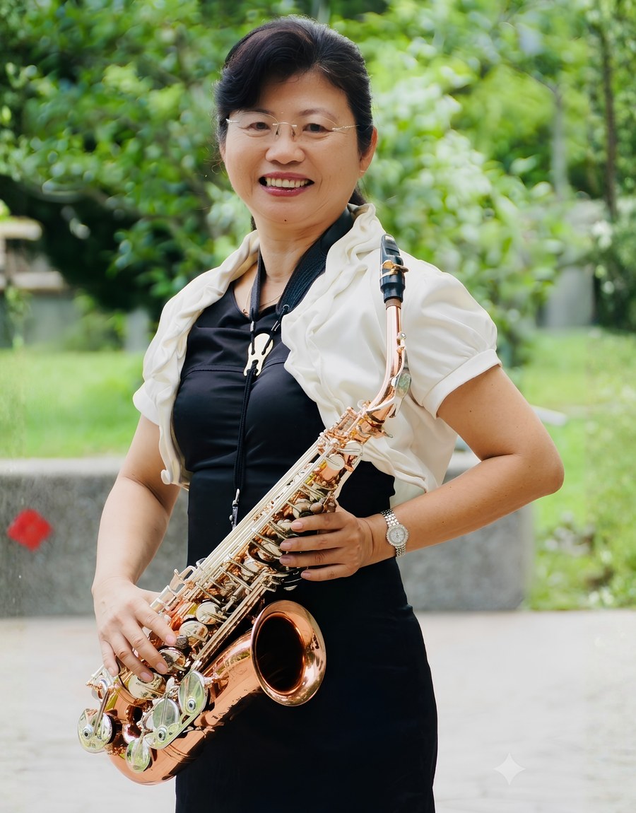 林淑貞校長，手持薩克斯風 · Principal Lin Shu-chen of Yuanchyuan Elementary School, holding a saxophone