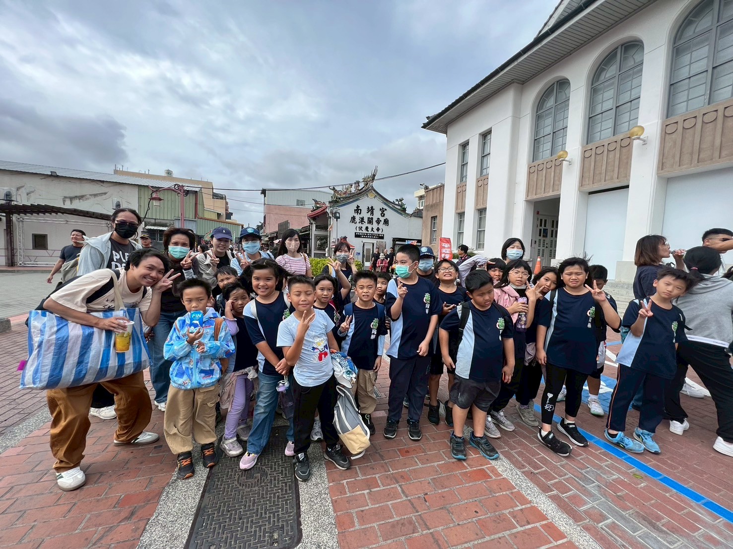 Yuhua students in front of a historic Mazu temple during a cultural visit