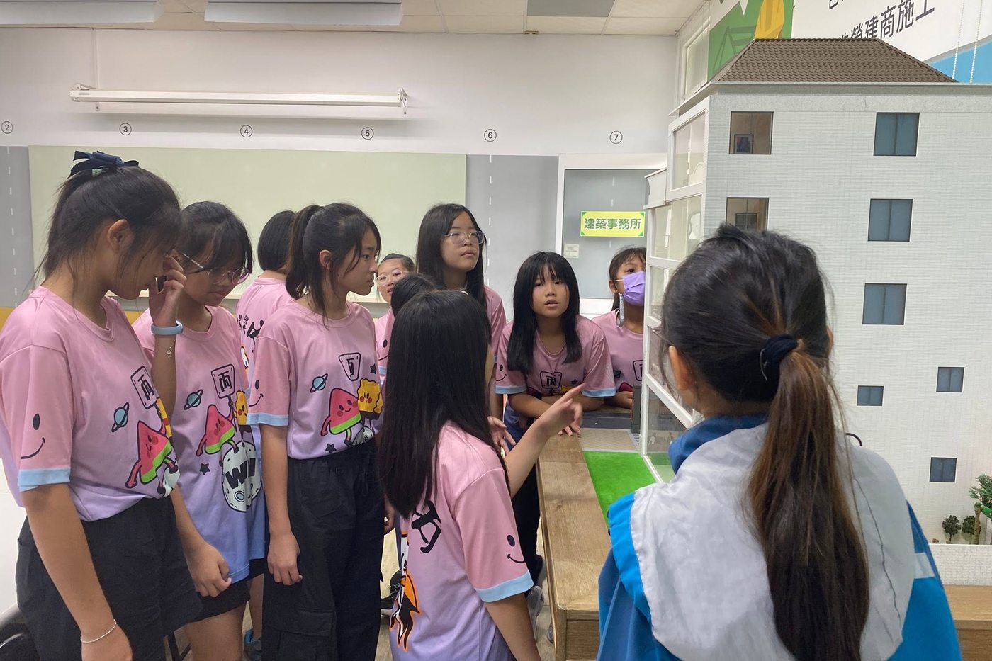 同學在建築職探教室觀察樣品屋與建築模型