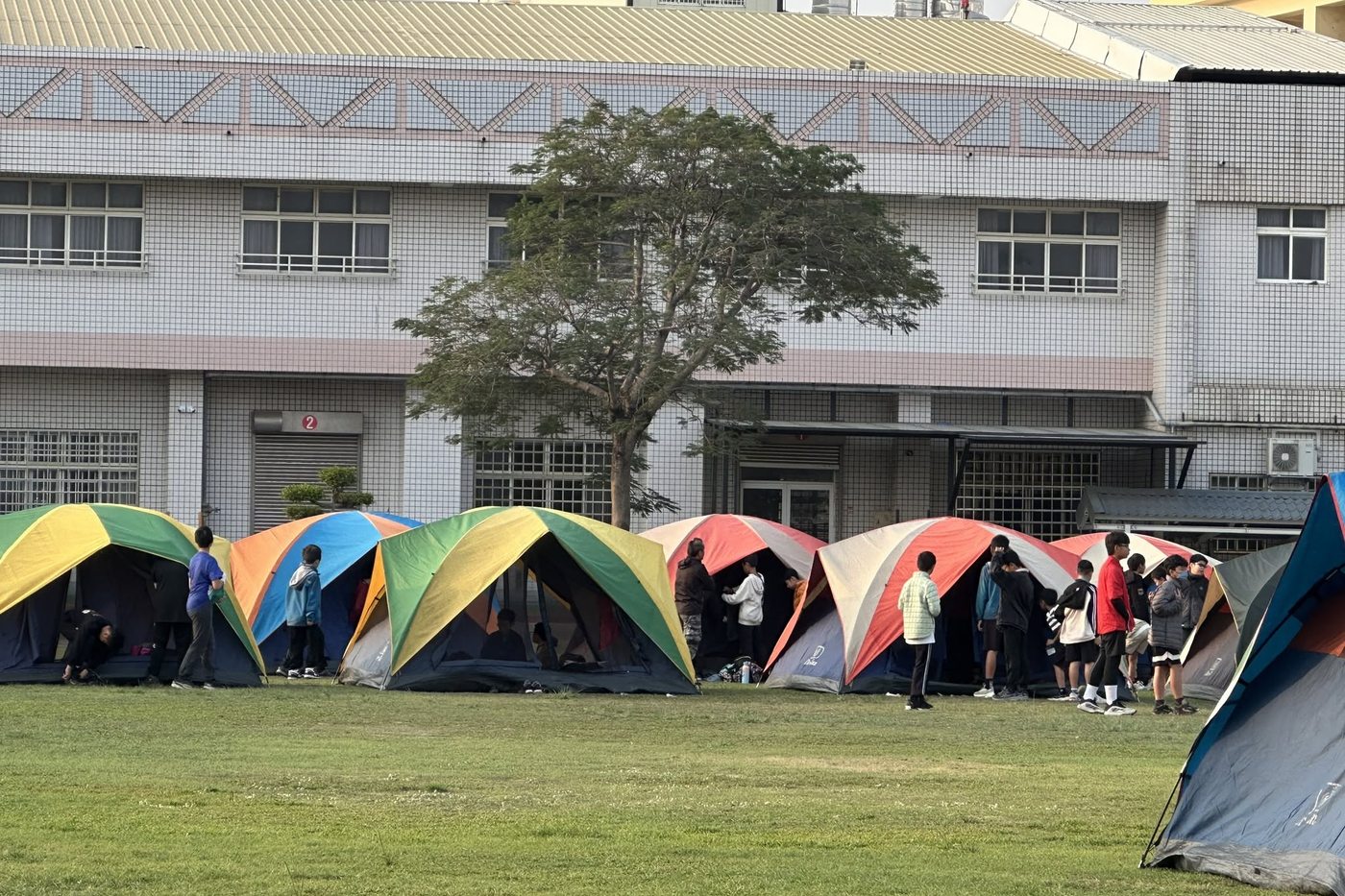 同學在校園操場上搭起的一排帳棚