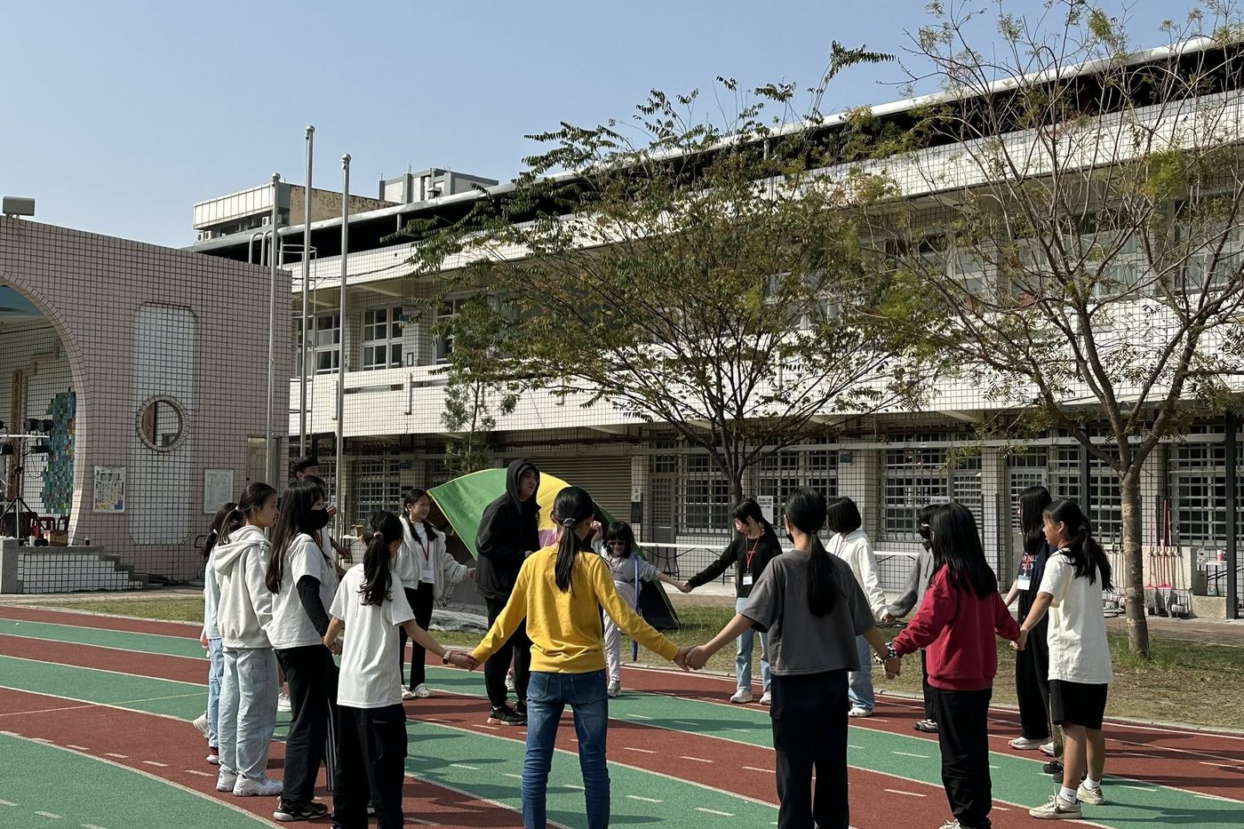 第二天大地遊戲,同學手牽手圍成圓圈