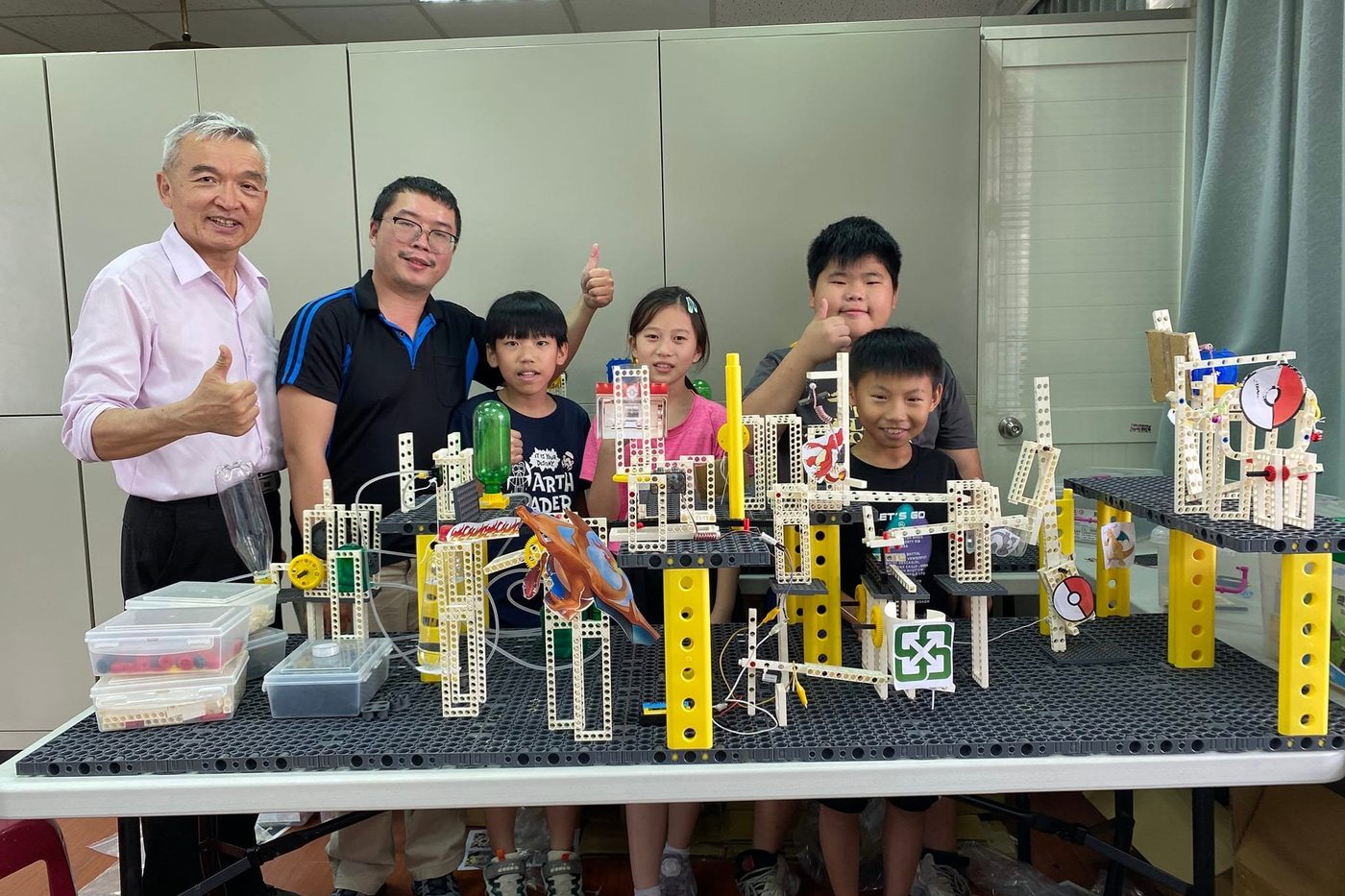 校長與指導老師和參賽同學在作品前合影