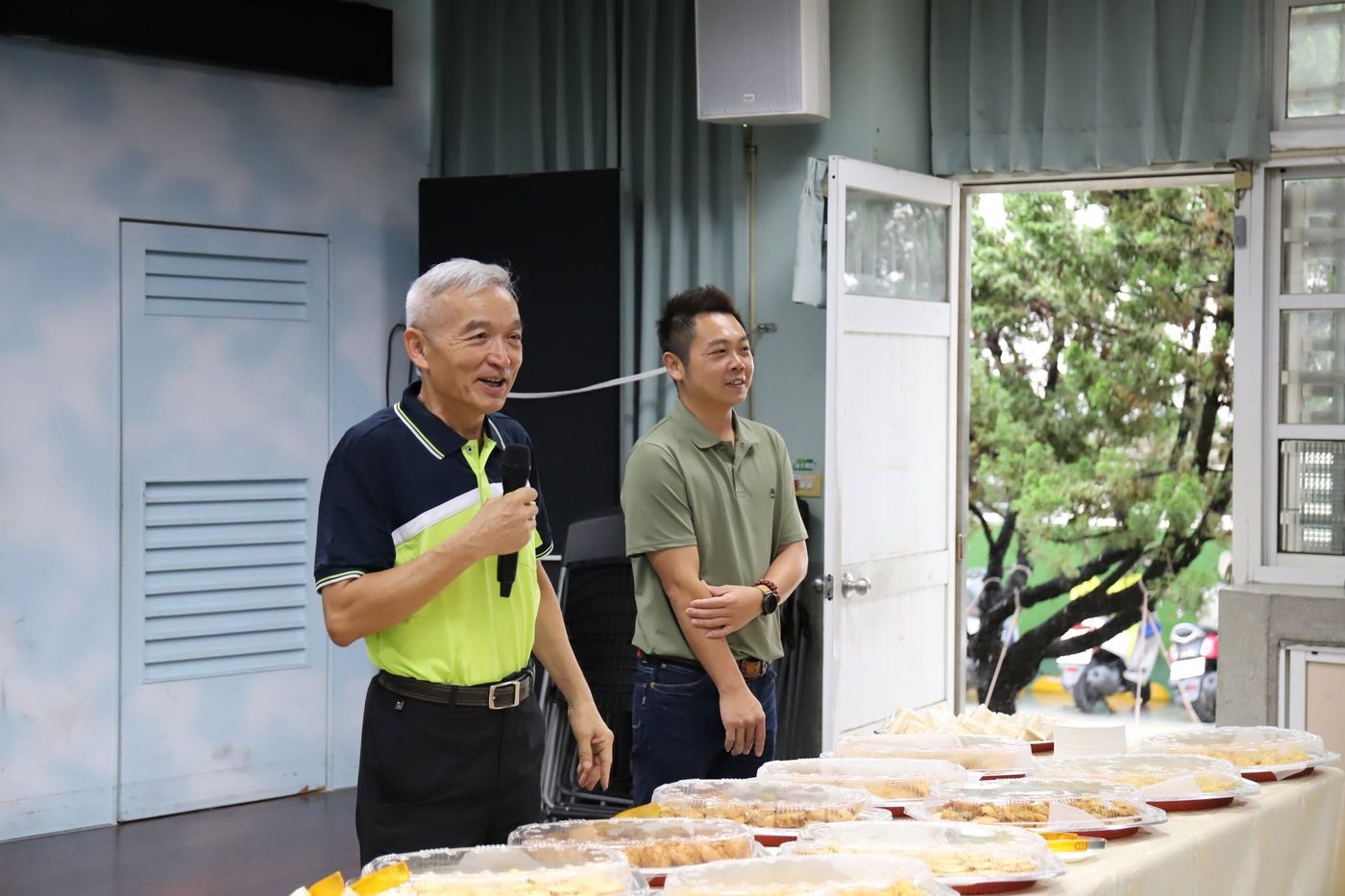校長與家長會長在下午茶活動中向同學致詞