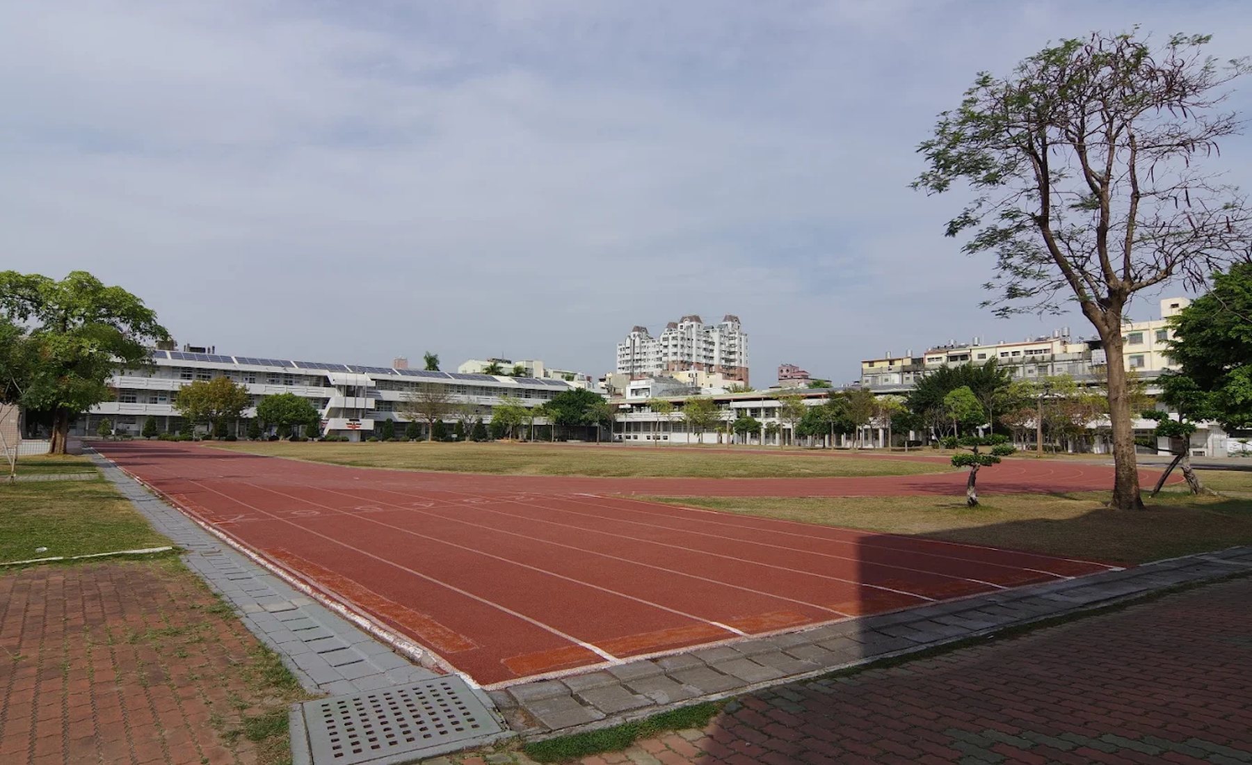 育英國小操場與校舍